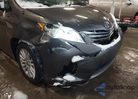 2013 Toyota Sienna Xle V6 8 Passenger z USA, uszkodzony, nr VIN 5TDYK3DCXDS375822